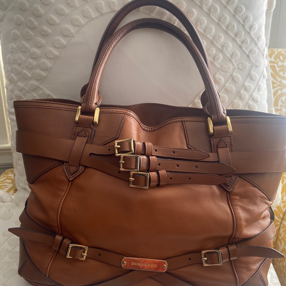 Authentic leather Burberry, pre loved ,measures  14 X 10X 8cm. spacious bag